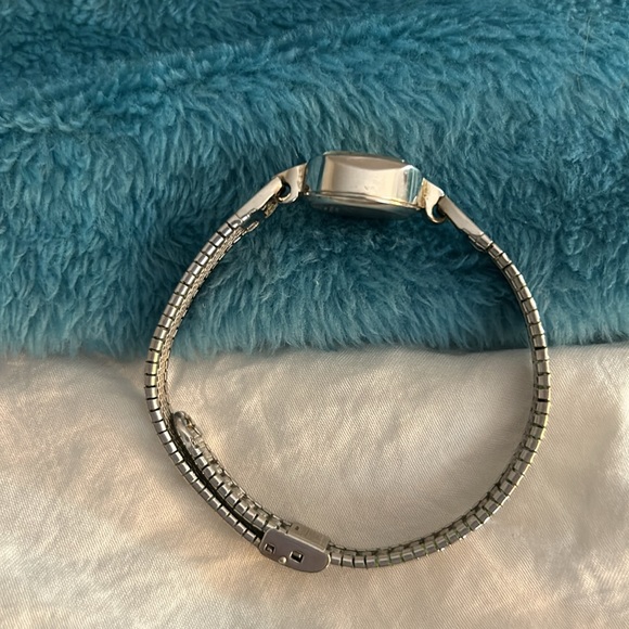 Vintage Benrus 14K Gold Dainty Watch - Picture 15 of 15